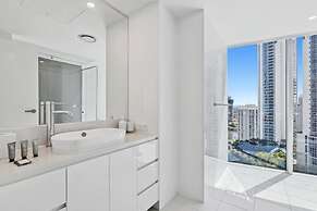 Modern 2-bed With Pool Access in Surfers Paradise