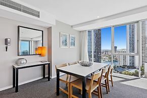 Modern 2-bed With Pool Access in Surfers Paradise