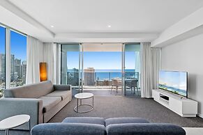 Modern 2-bed With Pool Access in Surfers Paradise