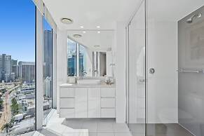 Modern 2-bed With Pool Access in Surfers Paradise