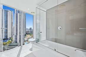 Modern 2-bed With Pool Access in Surfers Paradise