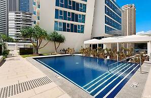 Modern 2-bed With Pool Access in Surfers Paradise