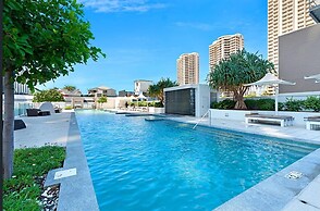 Modern 2-bed With Pool Access in Surfers Paradise