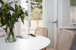 Chic Studio With Patio 20 min From CBD