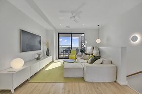 Oceanview Luxury With Dedicated Workspace