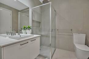 Oceanview Luxury With Dedicated Workspace