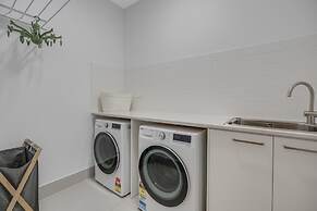 Oceanview Luxury With Dedicated Workspace