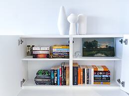 Oceanview Luxury With Dedicated Workspace