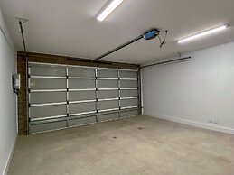 Oceanview Luxury With Dedicated Workspace