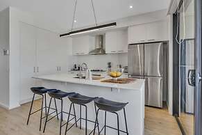 Oceanview Luxury With Dedicated Workspace