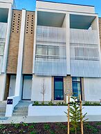 Oceanview Luxury With Dedicated Workspace