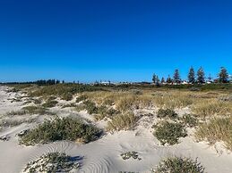 Oceanview Luxury With Dedicated Workspace