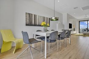 Oceanview Luxury With Dedicated Workspace