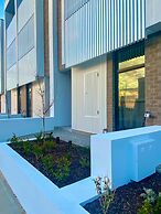 Oceanview Luxury With Dedicated Workspace