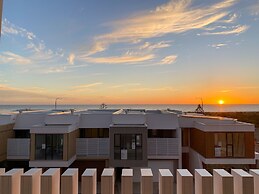 Oceanview Luxury With Dedicated Workspace