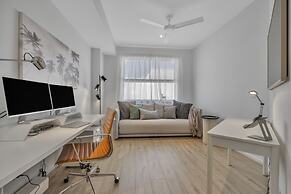 Oceanview Luxury With Dedicated Workspace