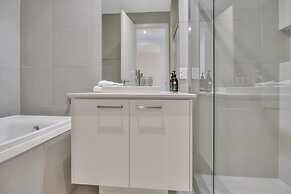 Oceanview Luxury With Dedicated Workspace