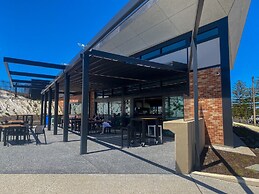 Oceanview Luxury With Dedicated Workspace