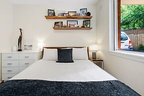 Snug St Kilda Apartment With Private Courtyard