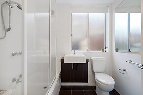 Snug St Kilda Apartment With Private Courtyard