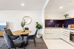 Circle on Cavill Luxe 2-bed With Views & Pool