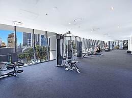 Circle on Cavill Luxe 2-bed With Views & Pool