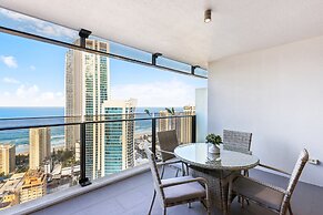 Circle on Cavill Luxe 2-bed With Views & Pool