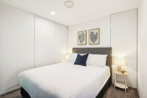 Circle on Cavill Luxe 2-bed With Views & Pool
