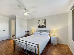 Spacious 4-bed Home 2-min to the Beach