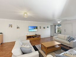 Spacious 4-bed Home 2-min to the Beach