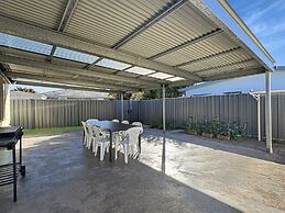 Spacious 4-bed Home 2-min to the Beach