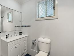 Spacious 4-bed Home 2-min to the Beach
