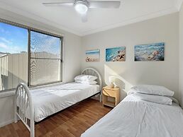 Spacious 4-bed Home 2-min to the Beach