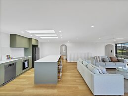 2-bed Beach Haven With Garden & Alfresco Dining
