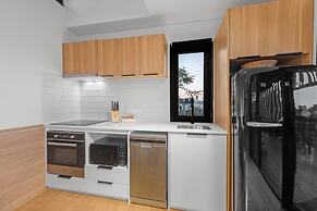 Stylish New Farm Apartment With Courtyard