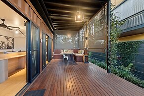 Stylish New Farm Apartment With Courtyard