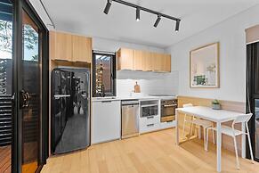 Stylish New Farm Apartment With Courtyard