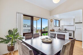 Quaint 2-bed Beach Abode With Ocean Views