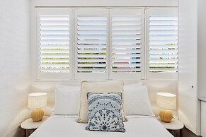 Quaint 2-bed Beach Abode With Ocean Views