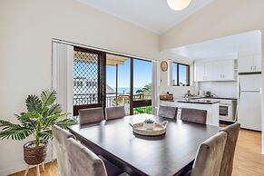 Quaint 2-bed Beach Abode With Ocean Views