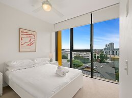 Sunny 2-bed in Valley With Premium Amenities