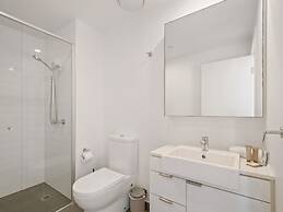 Sunny 2-bed in Valley With Premium Amenities