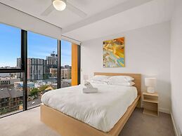 Sunny 2-bed in Valley With Premium Amenities