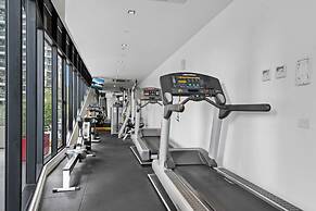 Modern 1-bed City Apartment With Pool and Gym