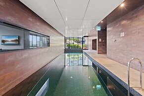 Modern 1-bed City Apartment With Pool and Gym