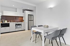 Modern 1-bed City Apartment With Pool and Gym