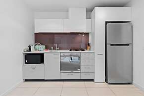 Modern 1-bed City Apartment With Pool and Gym