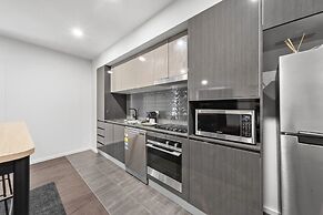 Bright 2-bed Apartment With Scenic Balcony