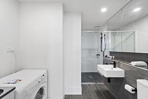 Bright 2-bed Apartment With Scenic Balcony