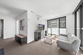 Bright 2-bed Apartment With Scenic Balcony